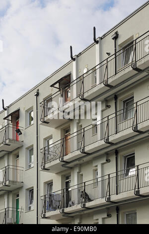 Zugang über einen Balkon auf einem frisch renovierten Block in einem South London Sozialsiedlung Stockfoto