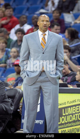 New Orleans, Louisiana, USA. 16. Oktober 2014. New Orleans Pelikane head Coach Monty Williams Tempo der Bank während der 2. Hälfte des NBA-Spiels zwischen Oklahoma City Thunder und die New Orleans Pelikane im Smoothie King Center in New Orleans, Louisiana, am 16. Oktober 2014. Bildnachweis: Cal Sport Media/Alamy Live-Nachrichten Stockfoto