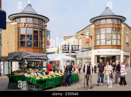 Straßenszene in Fremlin Spaziergang moderne Einkaufszone mit lokalen Obst im Zentrum der Stadt. Maidstone, Kent, England, UK, Großbritannien Stockfoto