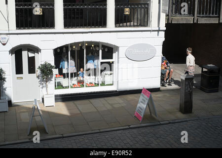 Kinderbekleidung-Shop in Chesters Watergate Street Stockfoto