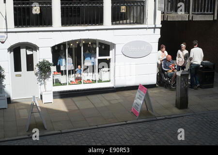 Kinderbekleidung-Shop in Chesters Watergate Street Stockfoto