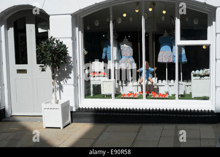 Kinderbekleidung-Shop in Chesters Watergate Street Stockfoto