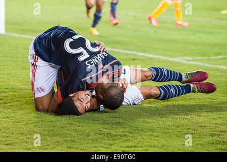 Houston, Texas, USA. 16. Oktober 2014. New England Revolution Mittelfeld/Sturm Lee Nguyen (24) feiert seinen 2. Treffer New England Revolution Verteidiger Darrius Barnes (25) bei einem MLS-Spiel zwischen Houston Dynamo und die New England Revolution BBVA Compass-Stadion in Houston, TX am 16. Oktober 2014. Die Revolution gewann das Spiel 2: 1. Bildnachweis: Trask Smith/ZUMA Draht/Alamy Live-Nachrichten Stockfoto