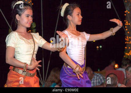 Traditionelle kambodschanische Tänzer und Publikum Phnom Penh, Kambodscha Stockfoto