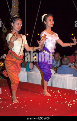 Traditionelle kambodschanische Tänzer und Publikum, Phnom Penh, Kambodscha Stockfoto