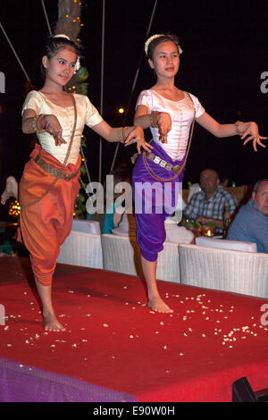 Traditionelle kambodschanische Tänzer und Publikum, Phnom Penh, Kambodscha Stockfoto