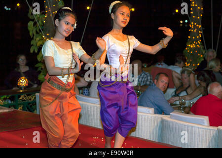 Traditionelle kambodschanische Tänzer und Publikum, Phnom Penh, Kambodscha Stockfoto