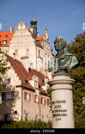 Prinz Karl-Denkmal und Schloss Sigmaringen in Sigmaringen, Baden-Württemberg, Deutschland Stockfoto