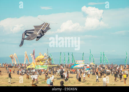 Bali Kite Festival - ein traditionelle jährliche religiöses Fest wo riesige Lenkdrachen konkurrierend sind teams - Juli 2014 Stockfoto