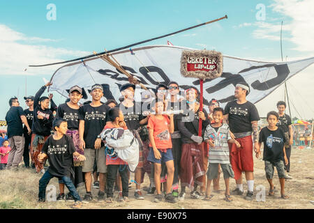 Bali Kite Festival - ein traditionelle jährliche religiöses Fest wo riesige Lenkdrachen konkurrierend sind teams - Juli 2014 Stockfoto