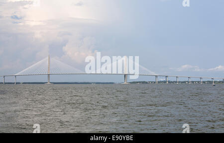 Arthur Ravenel Jr. Bridge über den Cooper River führt in Charleston, South Carolina. Stockfoto