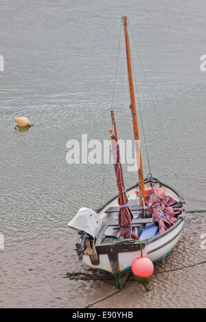 Ein Segelboot bei Ebbe in der Torridge-Mündung in Appledore in Nord-Devon gestrandet Stockfoto