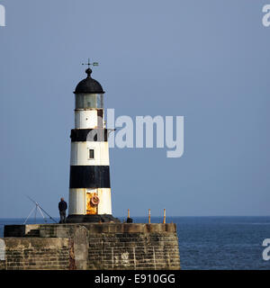 Angler am Leuchtturm im Hafen von Seaham in County Durham, England. Stockfoto