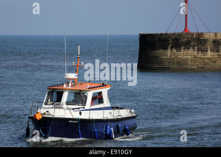 Ein Boot fährt Seaham Hafen in County Durham, England. Stockfoto