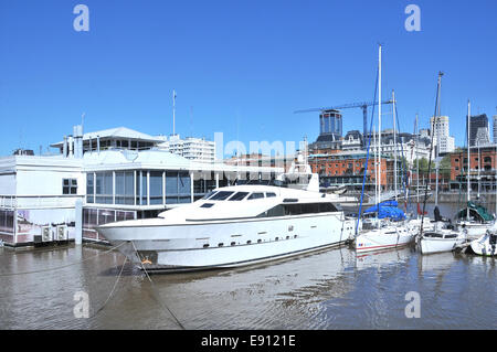 Luxus-Yacht in der Marina Puerto Madero Buenos Aires Argentinien Stockfoto