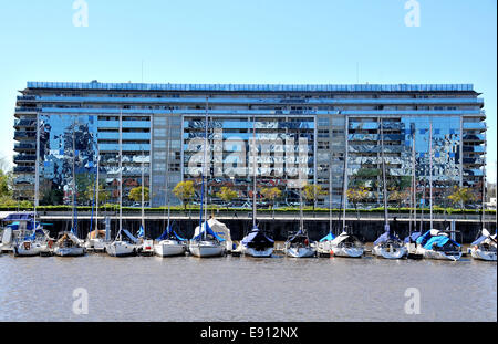 Luxusapartments mit Blick auf den Jachthafen, Puerto Madero, Buenos Aires, Argentinien Stockfoto