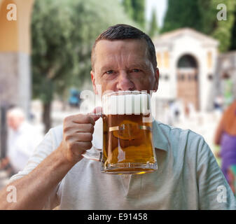 Großen Liter-Glas Bier in der leitenden hand Stockfoto
