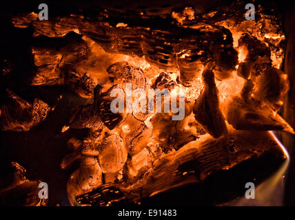 Nahaufnahme von roten Glut auf einem Lagerfeuer Stockfoto