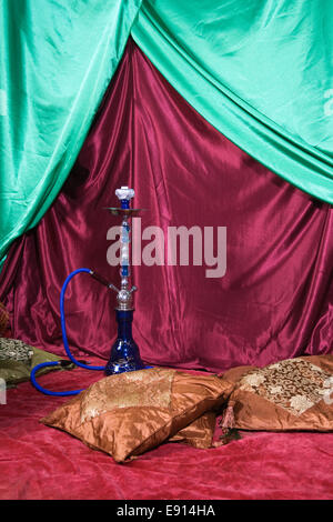 Zimmer mit Shisha und Haufen von Kissen Stockfoto