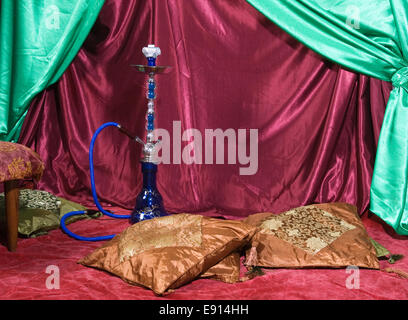 Zimmer mit Shisha und Haufen von Kissen Stockfoto