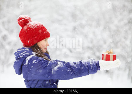 Junges Mädchen mit einem Geschenk in ihren Händen Stockfoto