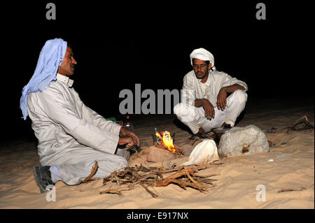 Zwei Männer der Beduinen Wüste Lagerfeuer nachts auf einsamen Wanderung Exkursion, Sinai, Ägypten Stockfoto