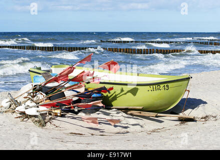 Ruderboot am Meer Stockfoto