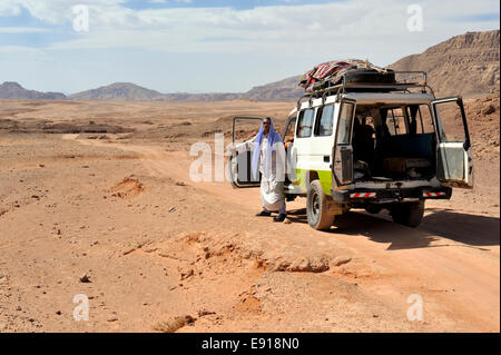 Beduinen arabischen Mann mit 4-Rad-Antrieb Auto auf off-Road Strecke in South Sinaiwüste, Ägypten Stockfoto