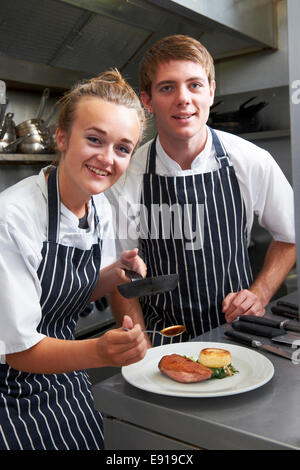 Koch anweist Trainee In Restaurantküche Stockfoto