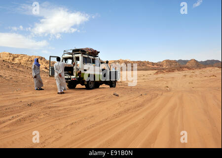 TWP Beduinen arabische Männer mit 4-Rad-Antrieb Auto auf off-Road Strecke in South Sinai-Wüste mit Türen zu öffnen für die Kühlung, Ägypten Stockfoto