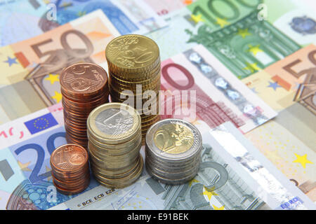 Stapel von Euro-Münzen in Euro-Banknoten Stockfoto