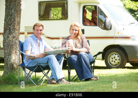 Paar außen Wohnmobil im Urlaub entspannen Stockfoto