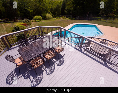 Sitz und Stühle auf der Terrasse am Swimmingpool Stockfoto