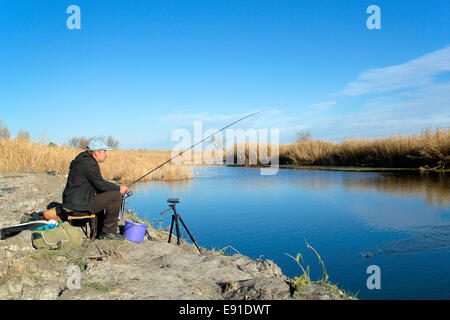 Die Fischer ist auf dem Fluss angeln. Stockfoto