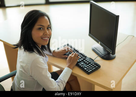 Süße Asiatin Computer arbeiten Stockfoto