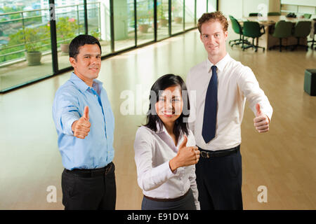 Vielfältigen Business Team drei Daumen hoch Stockfoto