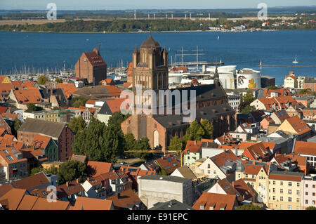 Blick auf Stralsund mit Jakobikirche & Hafen von St. Marys Church, Mecklenburg Western Pomerania, Deutschland. Stockfoto