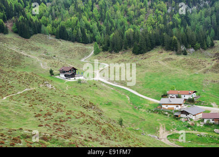 Bauernhöfe in den Alpen Stockfoto