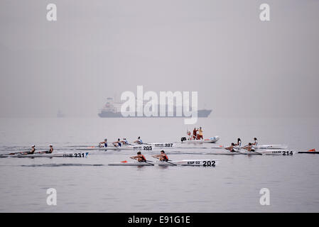 Thessaloniki, Griechenland. 17. Oktober 2014. Ersten Tag des Rudern Küsten-WM 2014 in Thessaloniki.  Mehr als 350 Teilnehmer aus 23 Nationen nehmen Teil Credit: Giannis Papanikos/Alamy Live News Stockfoto