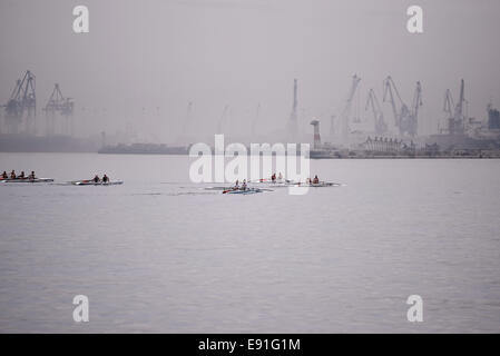 Thessaloniki, Griechenland. 17. Oktober 2014. Ersten Tag des Rudern Küsten-WM 2014 in Thessaloniki.  Mehr als 350 Teilnehmer aus 23 Nationen nehmen Teil Credit: Giannis Papanikos/Alamy Live News Stockfoto