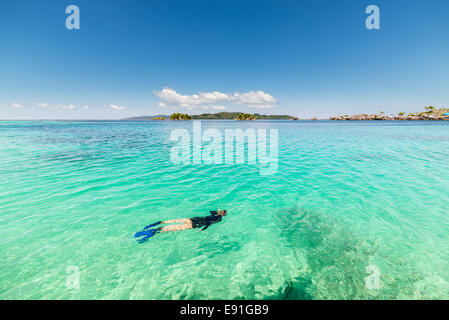 Schnorcheln in kristallklarem Wasser der entlegenen Inseln Togean, Zentral-Sulawesi, Indonesien. Stockfoto