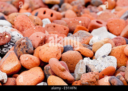 Alte abgenutzte Steinen am Strand Stockfoto