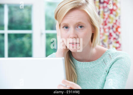 Teenager Opfer von Online Mobbing mit Laptop Stockfoto