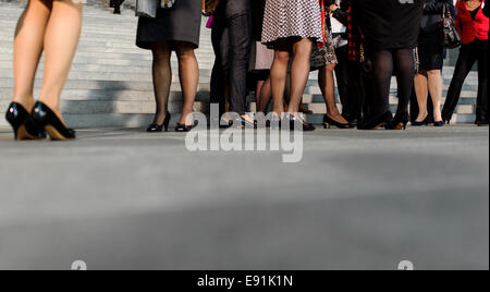 Berlin, Deutschland. 15. Oktober 2014. Eine Gruppe von Frauen modisch gekleidet Frauen stehen zusammen am 15. Oktober 2014 in Berlin, Deutschland. Foto: picture Alliance/Robert Schlesinger/Dpa/Alamy Live News Stockfoto