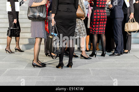 Berlin, Deutschland. 15. Oktober 2014. Eine Gruppe von Frauen modisch gekleidet Frauen stehen zusammen am 15. Oktober 2014 in Berlin, Deutschland. Foto: picture Alliance/Robert Schlesinger/Dpa/Alamy Live News Stockfoto