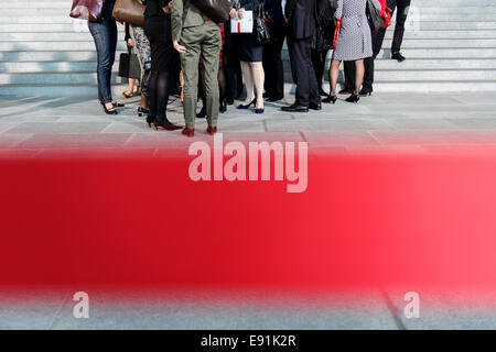 Berlin, Deutschland. 15. Oktober 2014. Eine Gruppe von Frauen modisch gekleidet Frauen stehen zusammen am 15. Oktober 2014 in Berlin, Deutschland. Foto: picture Alliance/Robert Schlesinger/Dpa/Alamy Live News Stockfoto