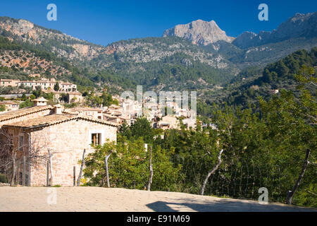 Fornalutx, Mallorca, Balearen, Spanien. Blick über Dorf Dächer, Puig Major, der höchste Gipfel der Insel. Stockfoto