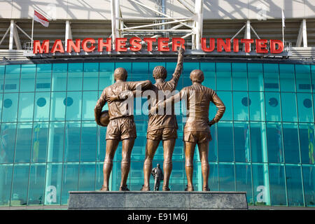 Old Trafford, Manchester, Greater Manchester, England. Vereinigte Trinity-Statue vor dem Manchester United Fußball-Stadion. Stockfoto