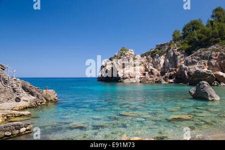 Deià, Mallorca, Balearen, Spanien. Blick über das klare türkisfarbene Wasser der Cala de Deià. Stockfoto