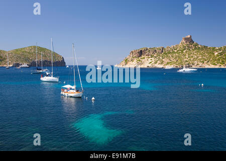 Insel Cabrera, Mallorca, Balearen, Spanien. Blick über die Bucht auf Schloss aus dem 14. Jahrhundert, Yachten vor Anker. Stockfoto